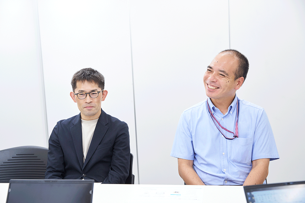 お話を伺った方・株式会社JR東海リテイリング・プラス 営業本部 列車サービス運営部 左:サブリーダー 秋本 芳宏 氏 右:リーダー 政田 貴志 氏 画像